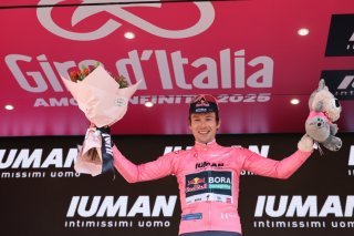 Primoz Roglic a récupéré le maillot rose après la 1re étape de momtagne du Giro KEYSTONE/EPA/GEORGI LICOVSKI